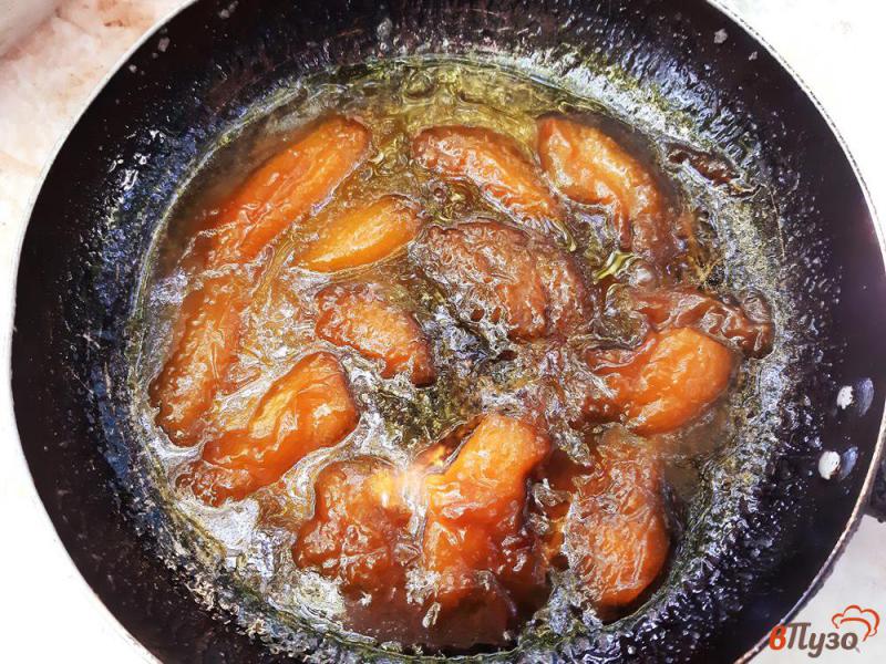 Фото приготовление рецепта: Карамелизированные абрикосы шаг №4