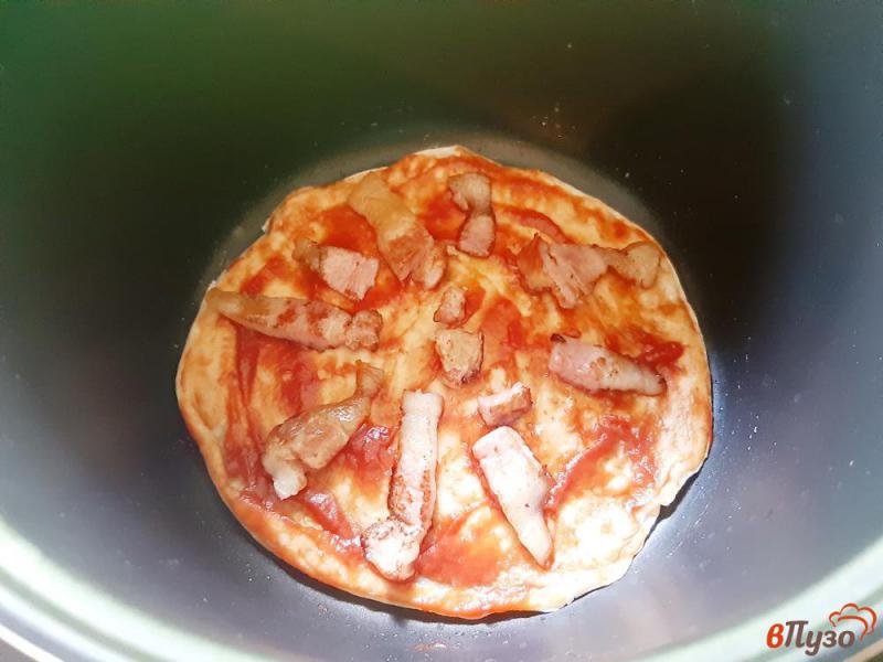 Фото приготовление рецепта: Пицца на дрожжевом тесте с беконом фетой и черри шаг №10