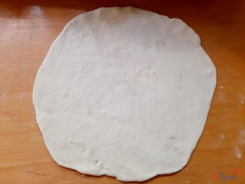 Фото приготовление рецепта: Пицца на дрожжевом тесте с беконом фетой и черри шаг №6