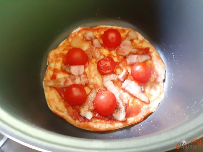 Фото приготовление рецепта: Пицца на дрожжевом тесте с беконом фетой и черри шаг №11
