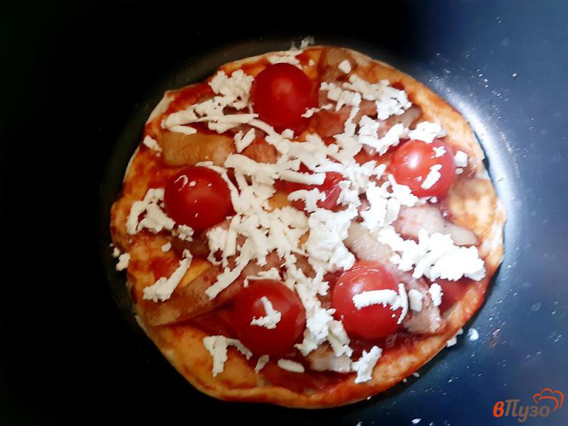 Фото приготовление рецепта: Пицца на дрожжевом тесте с беконом фетой и черри шаг №12