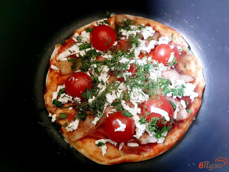 Фото приготовление рецепта: Пицца на дрожжевом тесте с беконом фетой и черри шаг №13