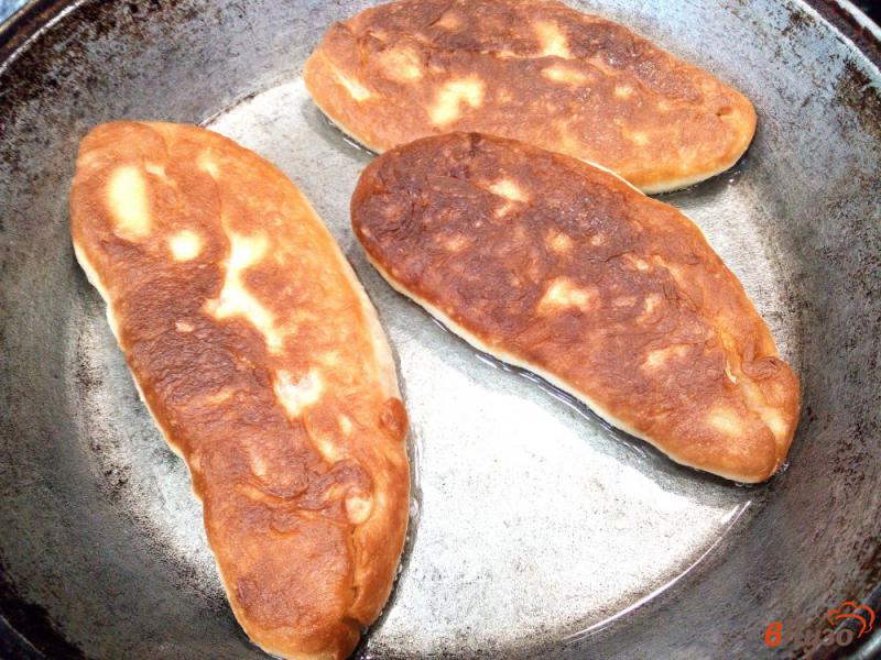Фото приготовление рецепта: Жареные пирожки с сыром и помидором шаг №11