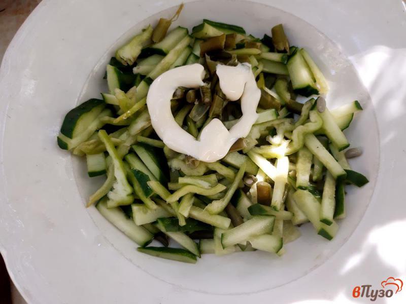Фото приготовление рецепта: Салат из спаржевой фасоли сыра и огурца шаг №6