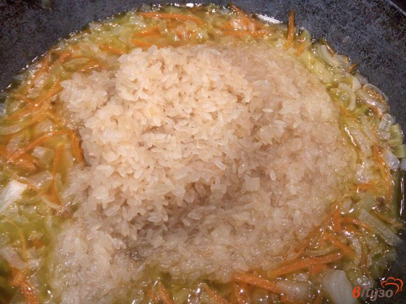 Фото приготовление рецепта: Рис с охотничьими колбасками и помидором шаг №4
