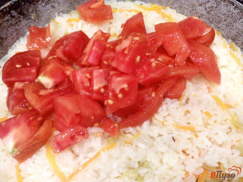 Фото приготовление рецепта: Рис с охотничьими колбасками и помидором шаг №6