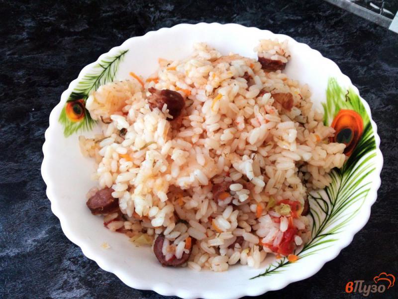 Фото приготовление рецепта: Рис с охотничьими колбасками и помидором шаг №9