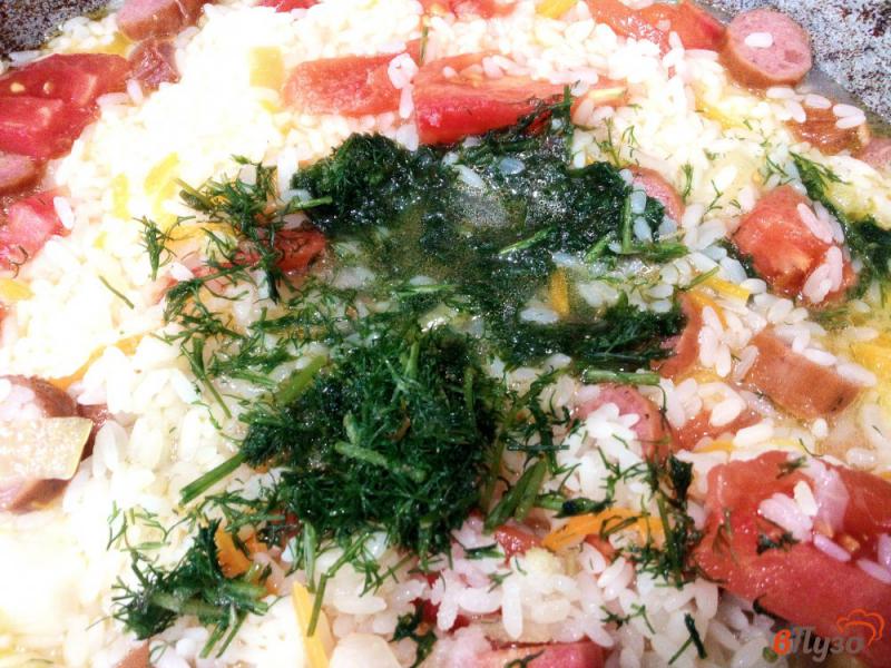 Фото приготовление рецепта: Рис с охотничьими колбасками и помидором шаг №8