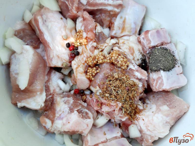 Фото приготовление рецепта: Ребрышки свиные маринованные на мангале шаг №4