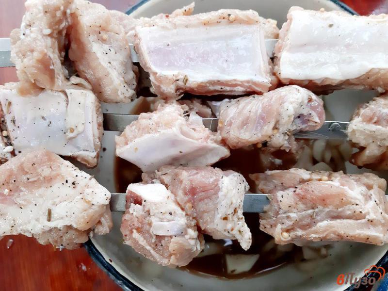 Фото приготовление рецепта: Ребрышки свиные маринованные на мангале шаг №7