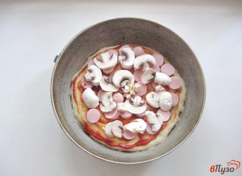 Фото приготовление рецепта: Пицца с сосисками и грибами шаг №6
