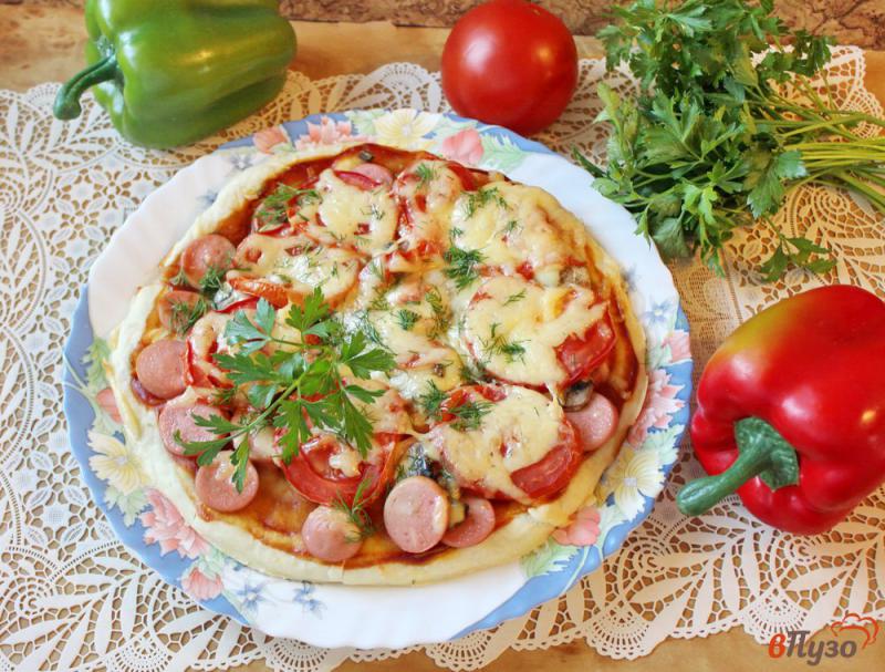 Фото приготовление рецепта: Пицца с сосисками и грибами шаг №10