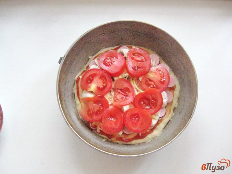 Фото приготовление рецепта: Пицца с сосисками и грибами шаг №7