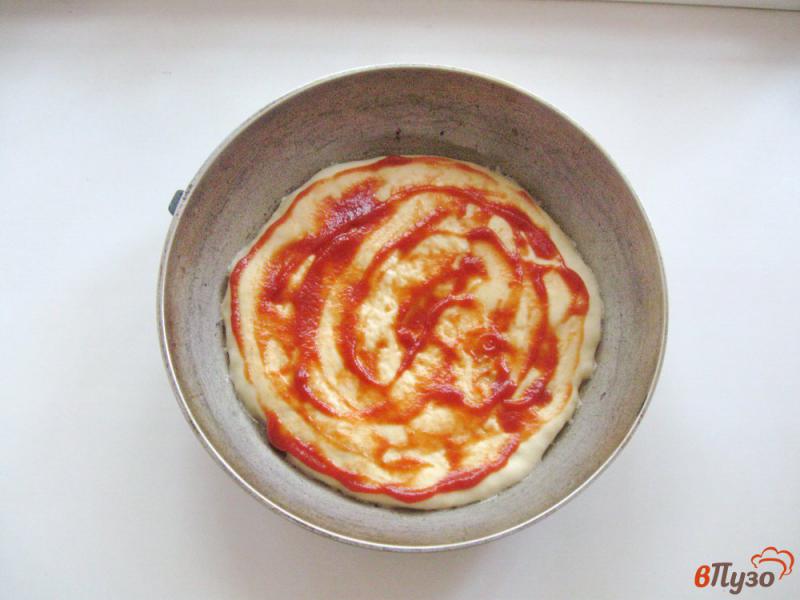 Фото приготовление рецепта: Пицца с сосисками и грибами шаг №5