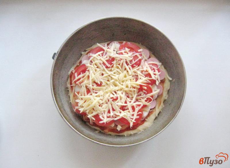 Фото приготовление рецепта: Пицца с сосисками и грибами шаг №8