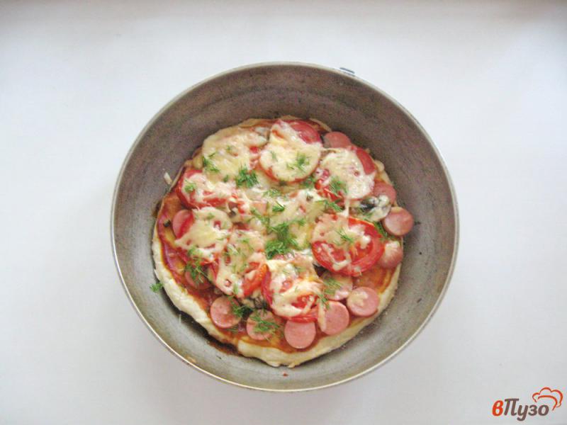 Фото приготовление рецепта: Пицца с сосисками и грибами шаг №9