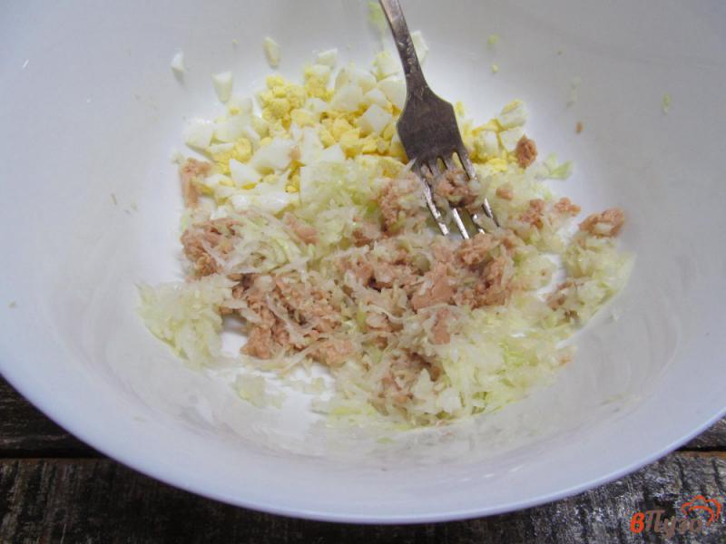 Фото приготовление рецепта: Салат из печени трески с капустой шаг №3