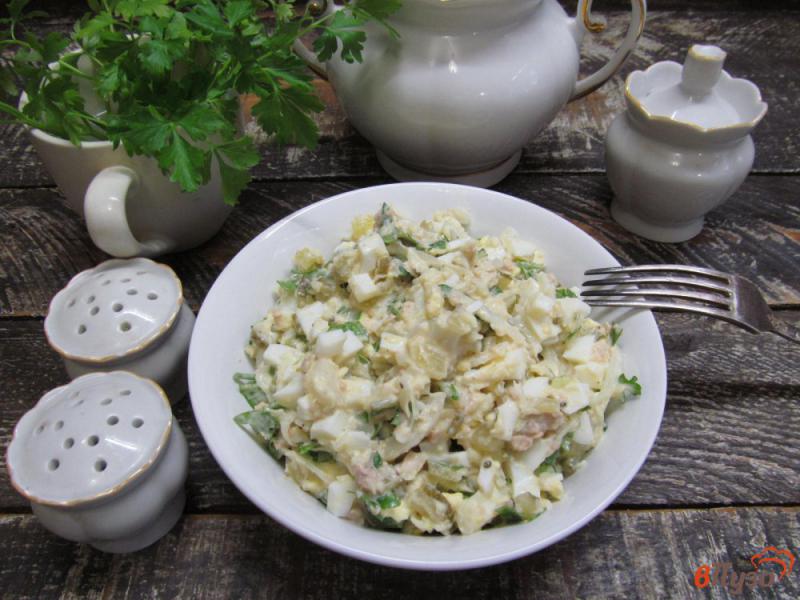 Фото приготовление рецепта: Салат из печени трески с капустой шаг №6
