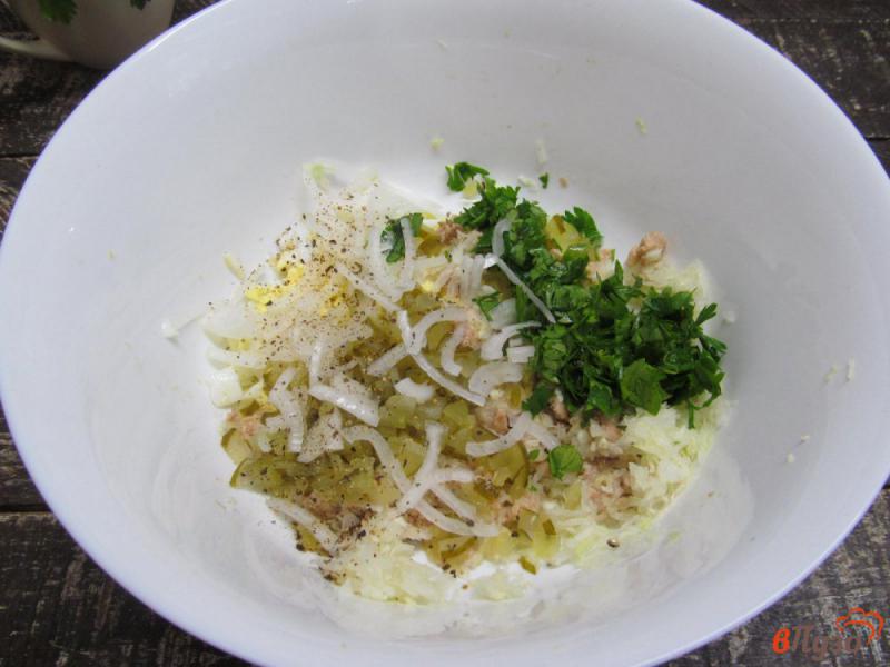 Фото приготовление рецепта: Салат из печени трески с капустой шаг №5