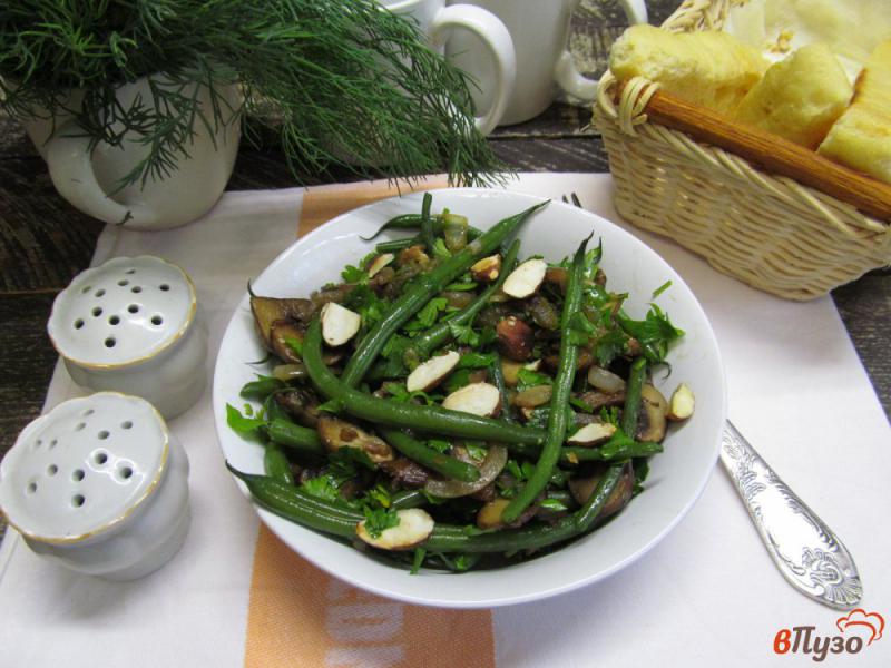 Фото приготовление рецепта: Теплый салат из спаржевой фасоли с шампиньоном и миндалем шаг №5