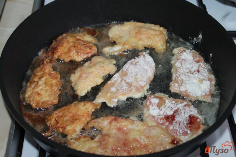Фото приготовление рецепта: Куриные отбивные в сырном кляре шаг №6