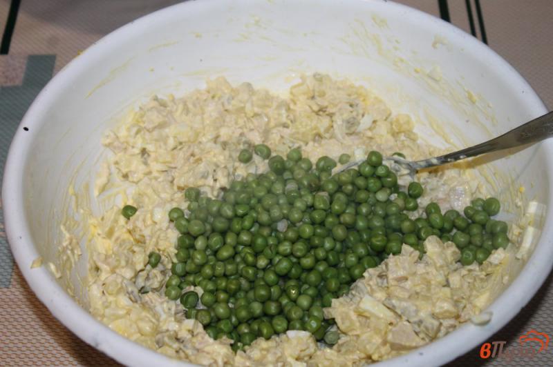 Фото приготовление рецепта: Оливье с куриной грудкой и зеленым горошком шаг №5