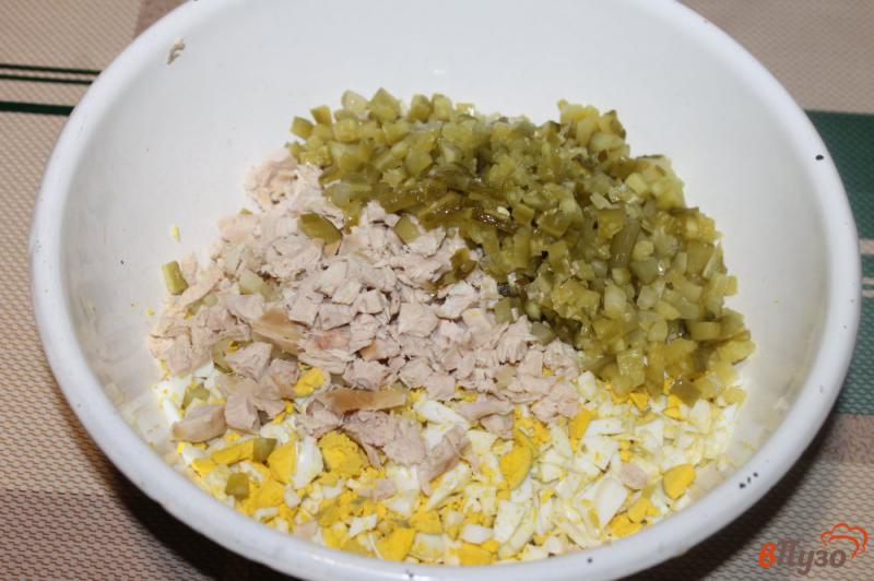 Фото приготовление рецепта: Оливье с куриной грудкой и зеленым горошком шаг №3
