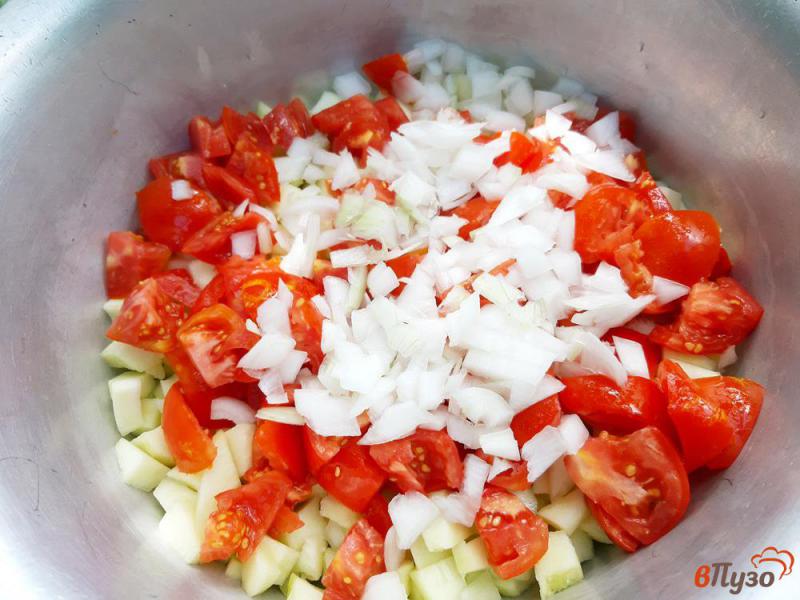 Фото приготовление рецепта: Салат из кабачка перца помидор в томатной заливке на зиму шаг №3