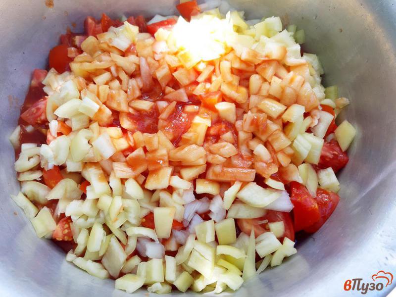 Фото приготовление рецепта: Салат из кабачка перца помидор в томатной заливке на зиму шаг №5