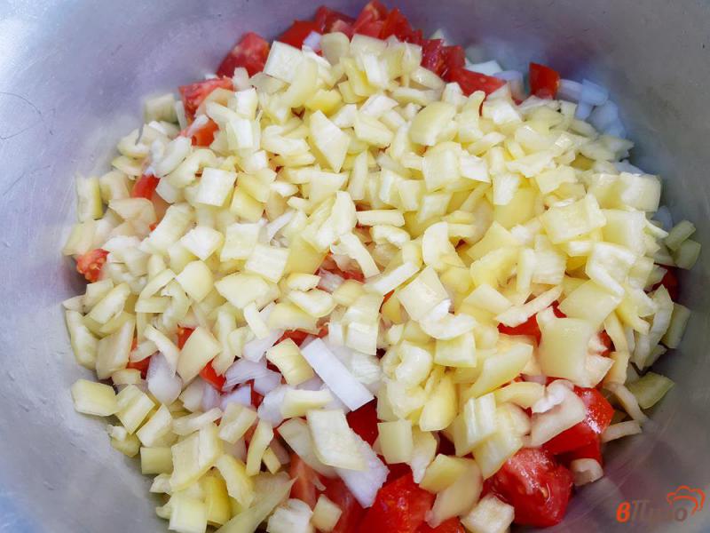 Фото приготовление рецепта: Салат из кабачка перца помидор в томатной заливке на зиму шаг №4