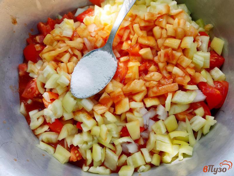Фото приготовление рецепта: Салат из кабачка перца помидор в томатной заливке на зиму шаг №6