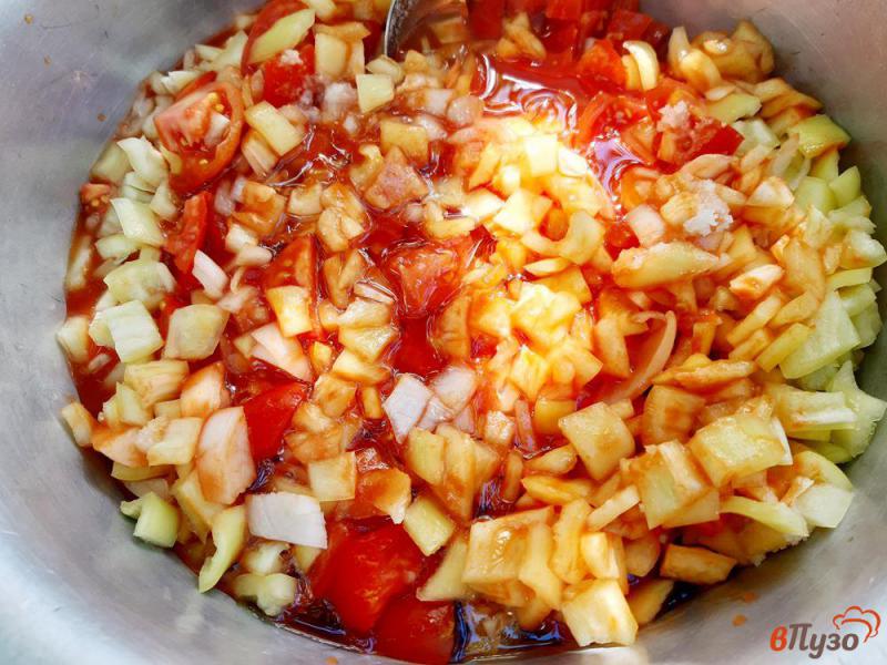 Фото приготовление рецепта: Салат из кабачка перца помидор в томатной заливке на зиму шаг №8
