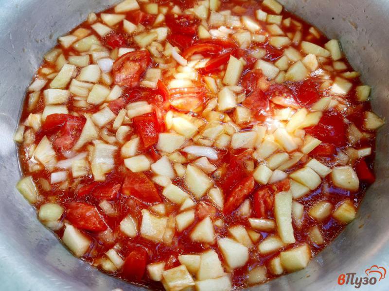 Фото приготовление рецепта: Салат из кабачка перца помидор в томатной заливке на зиму шаг №9