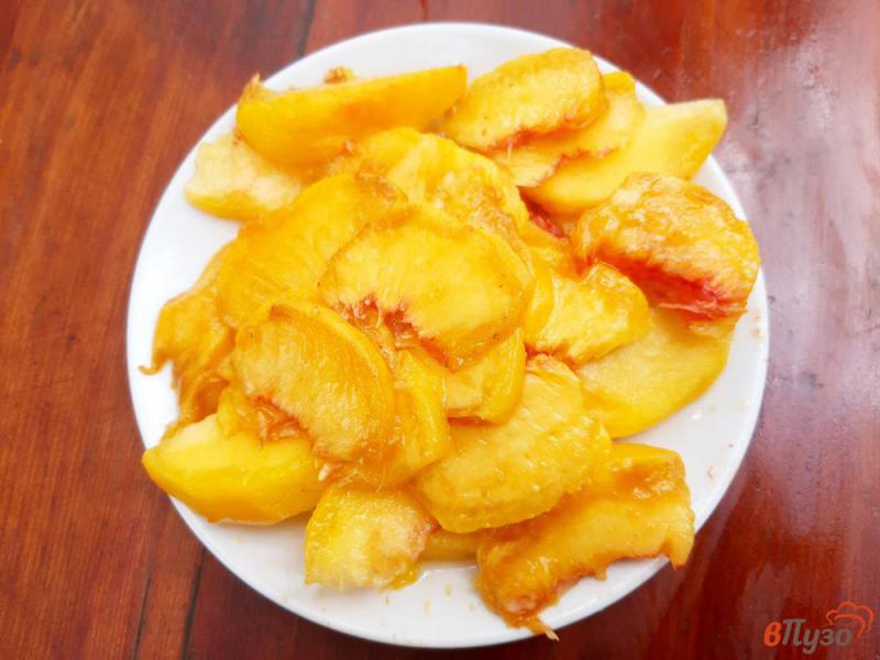Фото приготовление рецепта: Пирог с персиками на сметане шаг №5