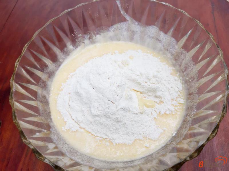 Фото приготовление рецепта: Пирог с персиками на сметане шаг №3