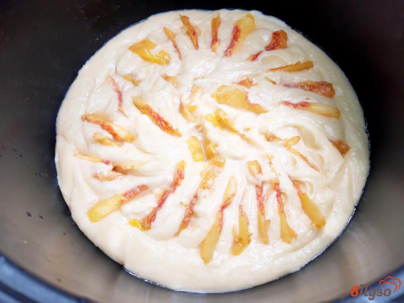 Фото приготовление рецепта: Пирог с персиками на сметане шаг №7