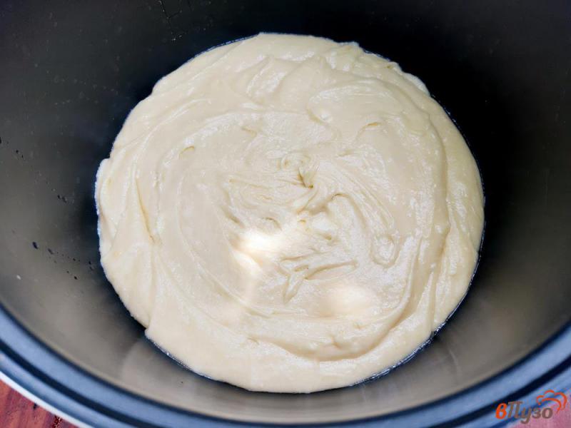 Фото приготовление рецепта: Пирог с персиками на сметане шаг №6