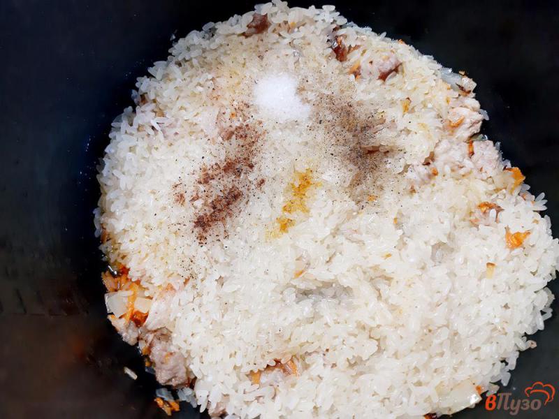Фото приготовление рецепта: Рис с куркумой и чесноком шаг №6