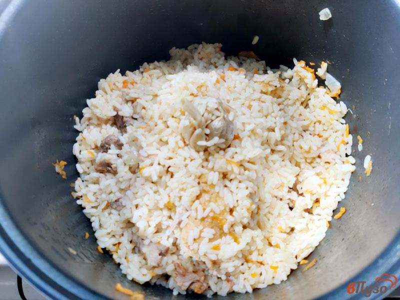 Фото приготовление рецепта: Рис с куркумой и чесноком шаг №8