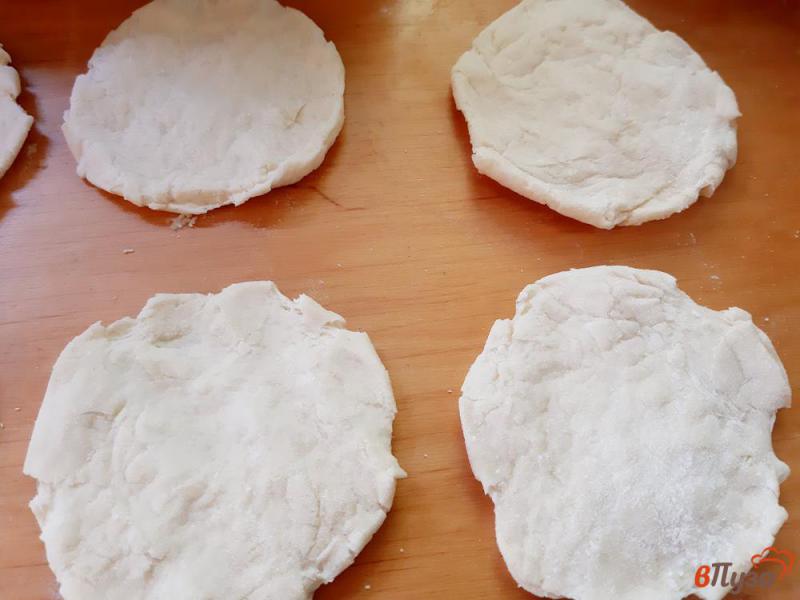 Фото приготовление рецепта: Пирожки на кислом молоке со сливами и яблоками шаг №5