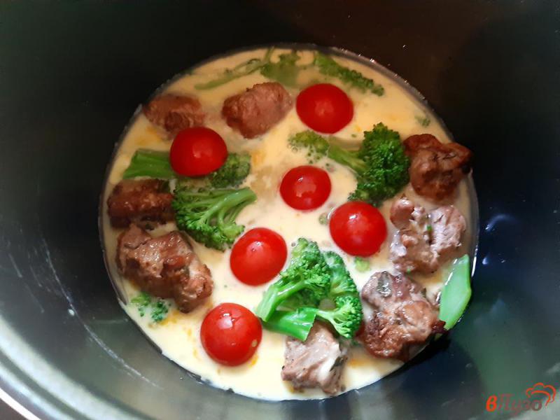 Фото приготовление рецепта: Запеканка из брокколи под сыром со свининой шаг №6