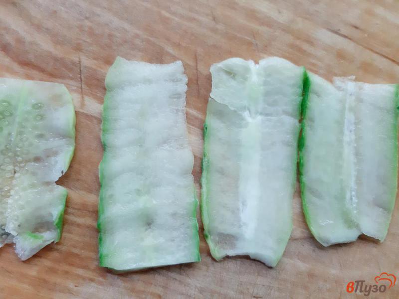 Фото приготовление рецепта: Рулетики из семги со сливочным сыром и зеленью шаг №9