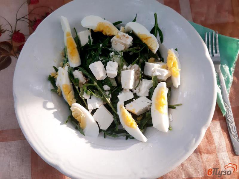 Фото приготовление рецепта: Салат из рукколы с фетой и яйцом шаг №5