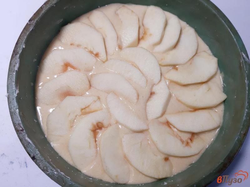 Фото приготовление рецепта: Яблочная шарлотка шаг №10