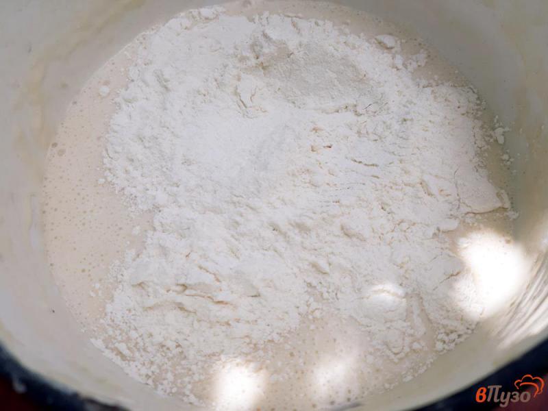 Фото приготовление рецепта: Чебуреки с адыгейским сыром и зеленью шаг №2
