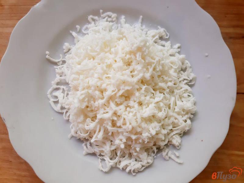 Фото приготовление рецепта: Чебуреки с адыгейским сыром и зеленью шаг №4