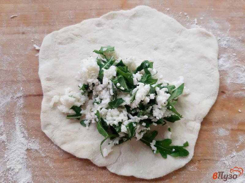 Фото приготовление рецепта: Чебуреки с адыгейским сыром и зеленью шаг №8