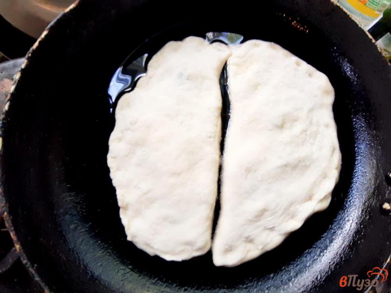 Фото приготовление рецепта: Чебуреки с адыгейским сыром и зеленью шаг №10