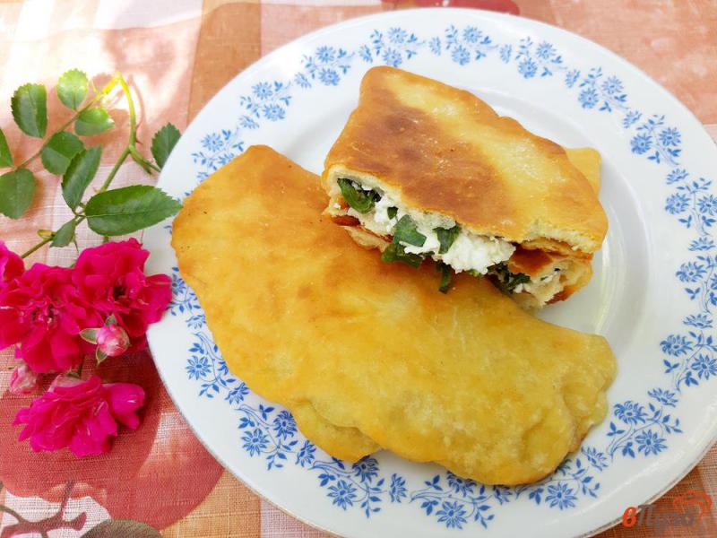 Фото приготовление рецепта: Чебуреки с адыгейским сыром и зеленью шаг №12