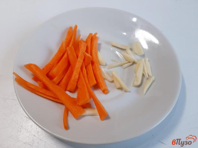 Фото приготовление рецепта: Свиной подчеревок фаршированный чесноком и морковью шаг №2